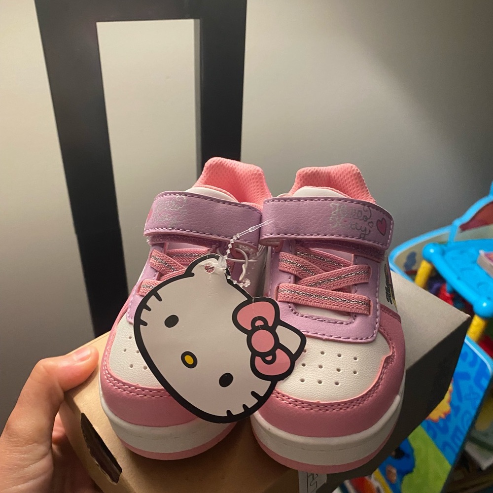 Hello Kitty Shoes 💖 - Picture 5 of 6